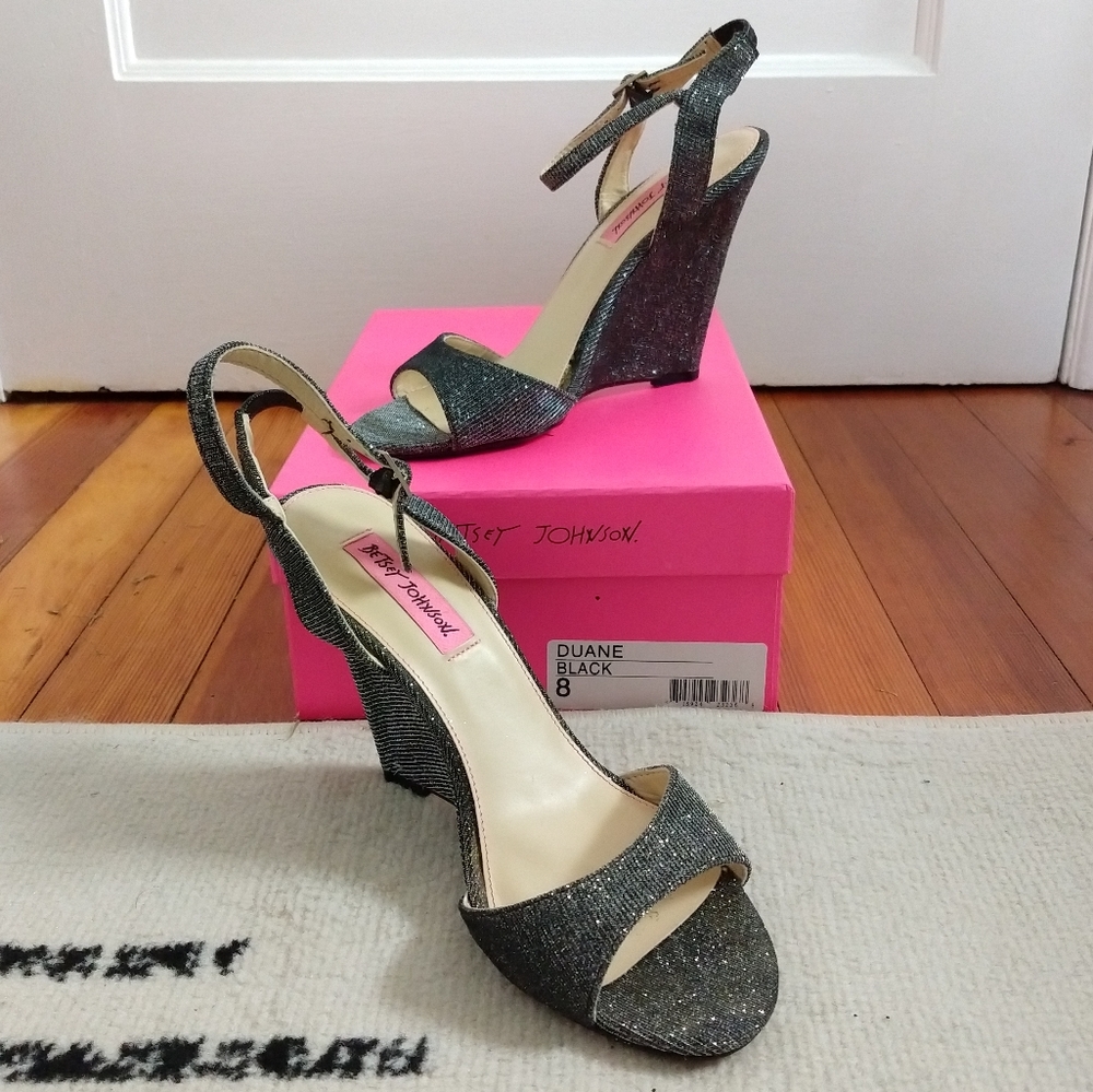 Metallic black and silver Betsey Johnson "Duane" wedge heels! Sz 8